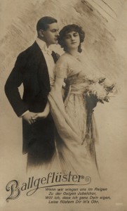 Para w strojach balowych, kobieta z bukietem w ręku stoi przed mężczyzną, którego trzyma za rękę
