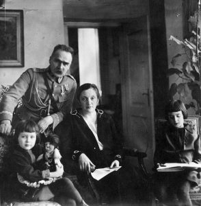 Józef Piłsudski z żoną Aleksandrą i córkami