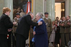 Prezydent Lech Kaczyński dekoruje Annę Walentynowicz Orderem Orła Białego / fot. prezydent.pl