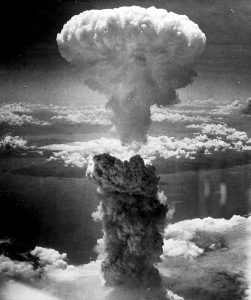 Grzyb dymu powstały w wyniku wybuchu bomby atomowej nad Nagasaki 9 sierpnia 1945 roku; Źródło: Wikimedia Commons