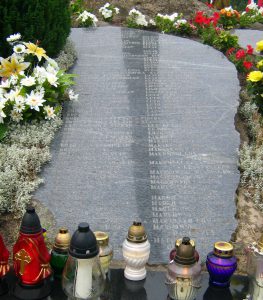 Tablica na wzgórzu w Gibach poświęcona ludziom, którzy zginęli podczas obławy augustowskiej / By Radosław Drożdżewski (Zwiadowca21) - Praca własna, CC BY-SA 3.0, https://commons.wikimedia.org/w/index.php?curid=8195481