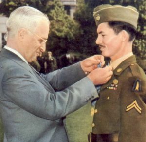 Ceremonia wręczenia medalu przez prezydenta USA Harry Trumana
