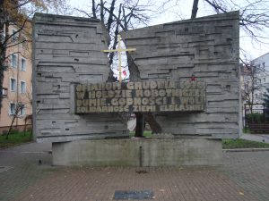 Pomnik Ofiar Grudnia 1970 w Elblągu na pl. Solidarności / źródło: pl.wikipedia.org, licencja: CC BY-SA 3.0