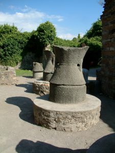 Pompeje- Żarna zachowane w ruinach piekarni/ CC BY-SA 3.0, https://commons.wikimedia.org/w/index.php?curid=118557