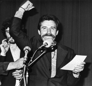 Lech Wałęsa w czasie strajku w sierpniu 1980 w Stoczni Gdańskiej / źródło: pl.wikipedia.org, licencja: CC BY-SA 3.0 pl