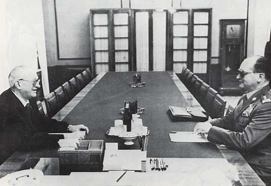 Jurij Andropow i Wojciech Jaruzelski (I sekretarz KC PZPR), grudzień 1981 r., po ogłoszeniu stanu wojennego w PRL / fot. D. Szlachta, CC BY-SA 3.0