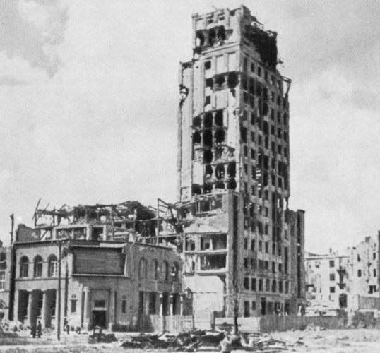 Zniszczony budynek Prudentialu w 1945 – widok od strony placu Powstańców Warszawy
