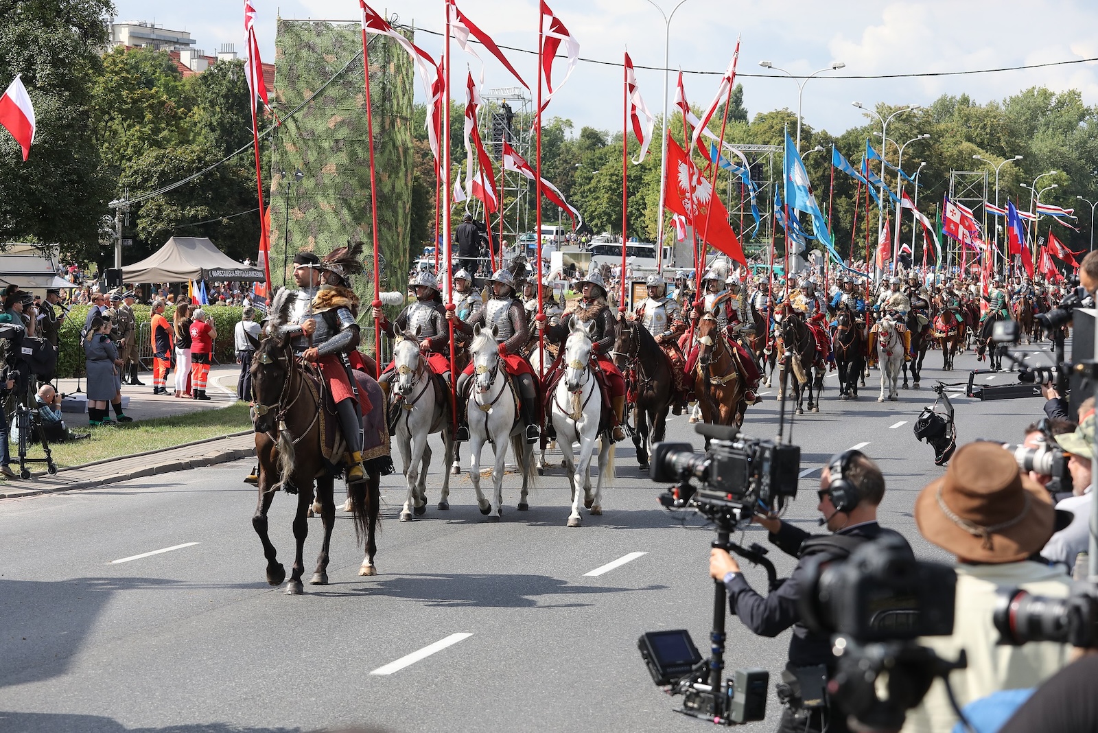 Husaria pomaszeruje przez Warszawę na 1000. rocznicę narodzin Królestwa Polskiego