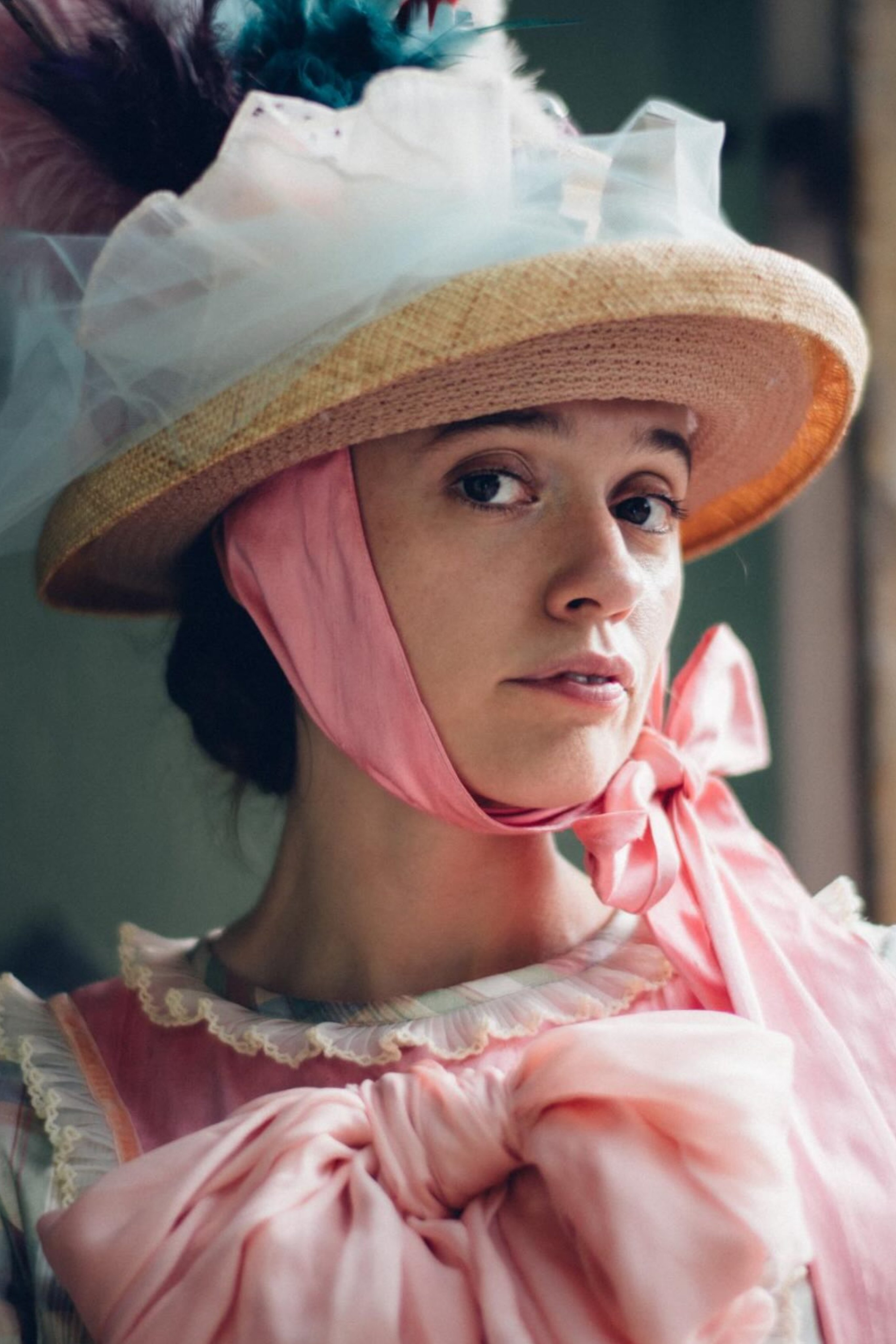 Aimee Lou Wood jako Anna Dostojewska. Pierwszy kadr z filmu The Idiots Szumowskiej i Englerta