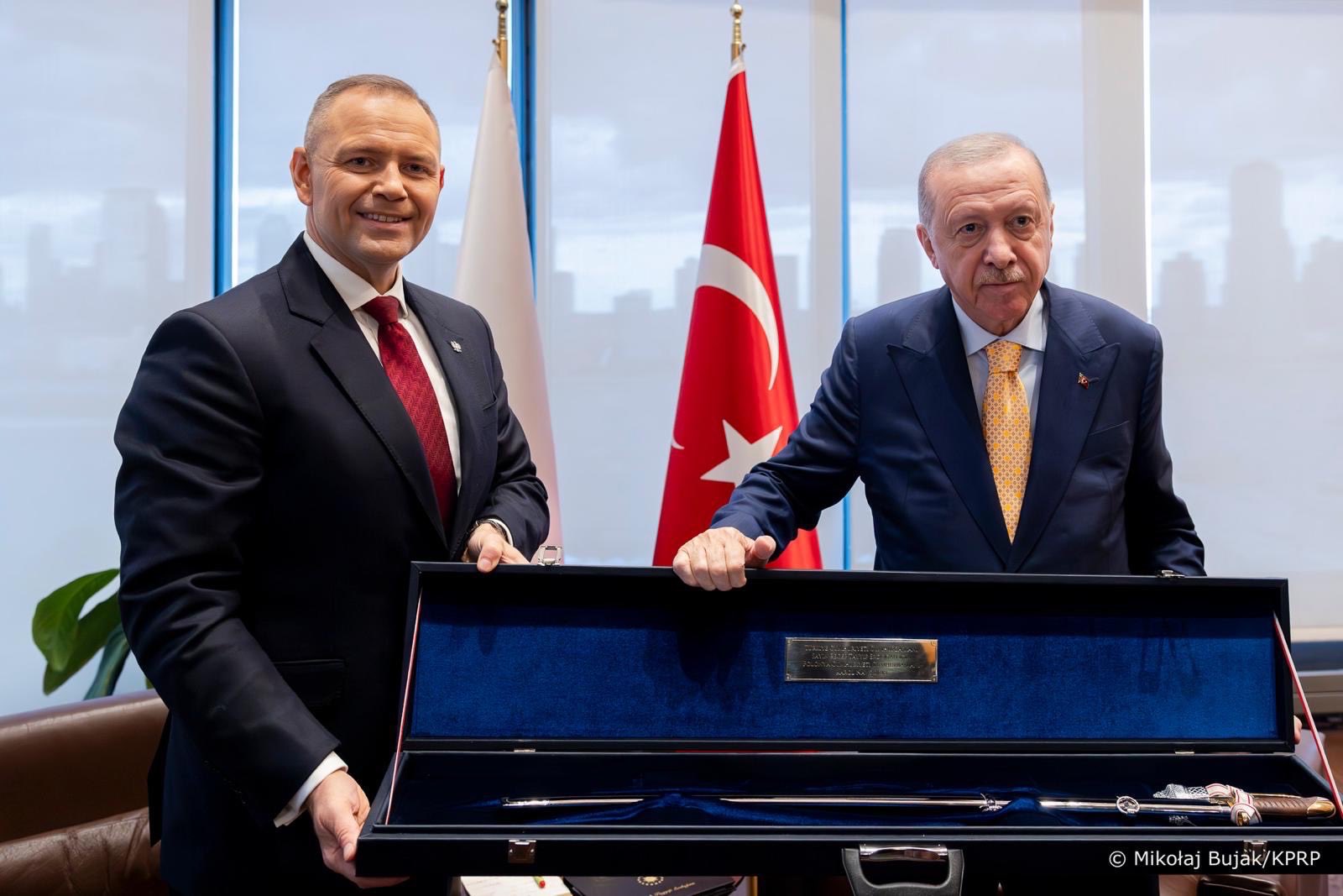 Nawrocki wręczył Erdoğanowi szablę. Wcześniej dostał od niego rewolwer