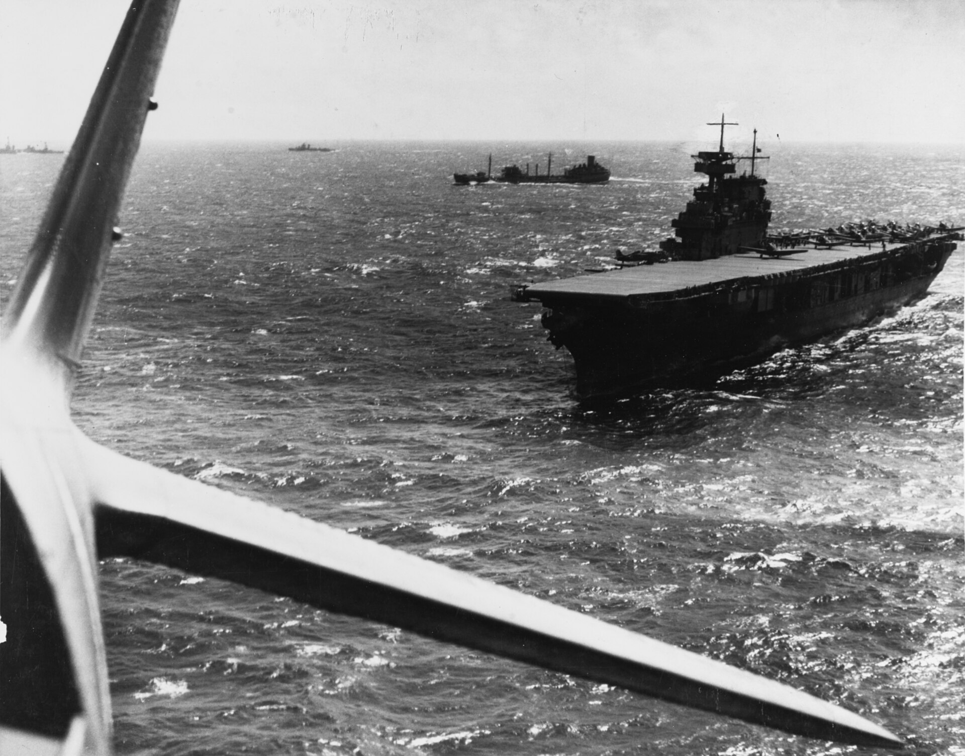 USS "Yorktown" przeprowadzał operacje lotnicze przeciwko siłom japońskim jeszcze przed rozpoczęciem się właściwej bitwy o Morze Koralowe. W tle widać alianckie tankowce