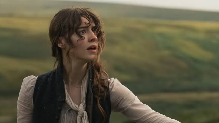 Daisy Edgar-Jones jako Elinor Dashwood w filmie Rozważna i romantyczna